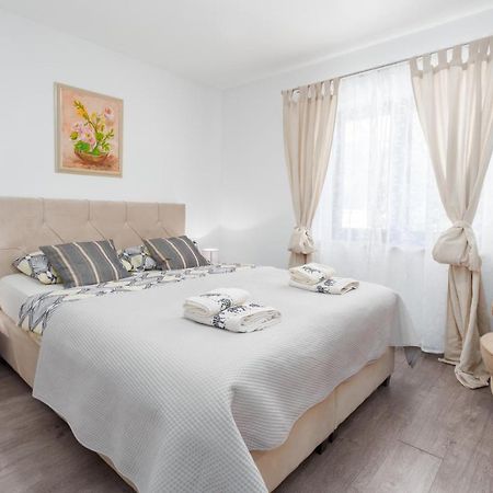 פורץ Alex Deluxe Apartments On Beach מראה חיצוני תמונה