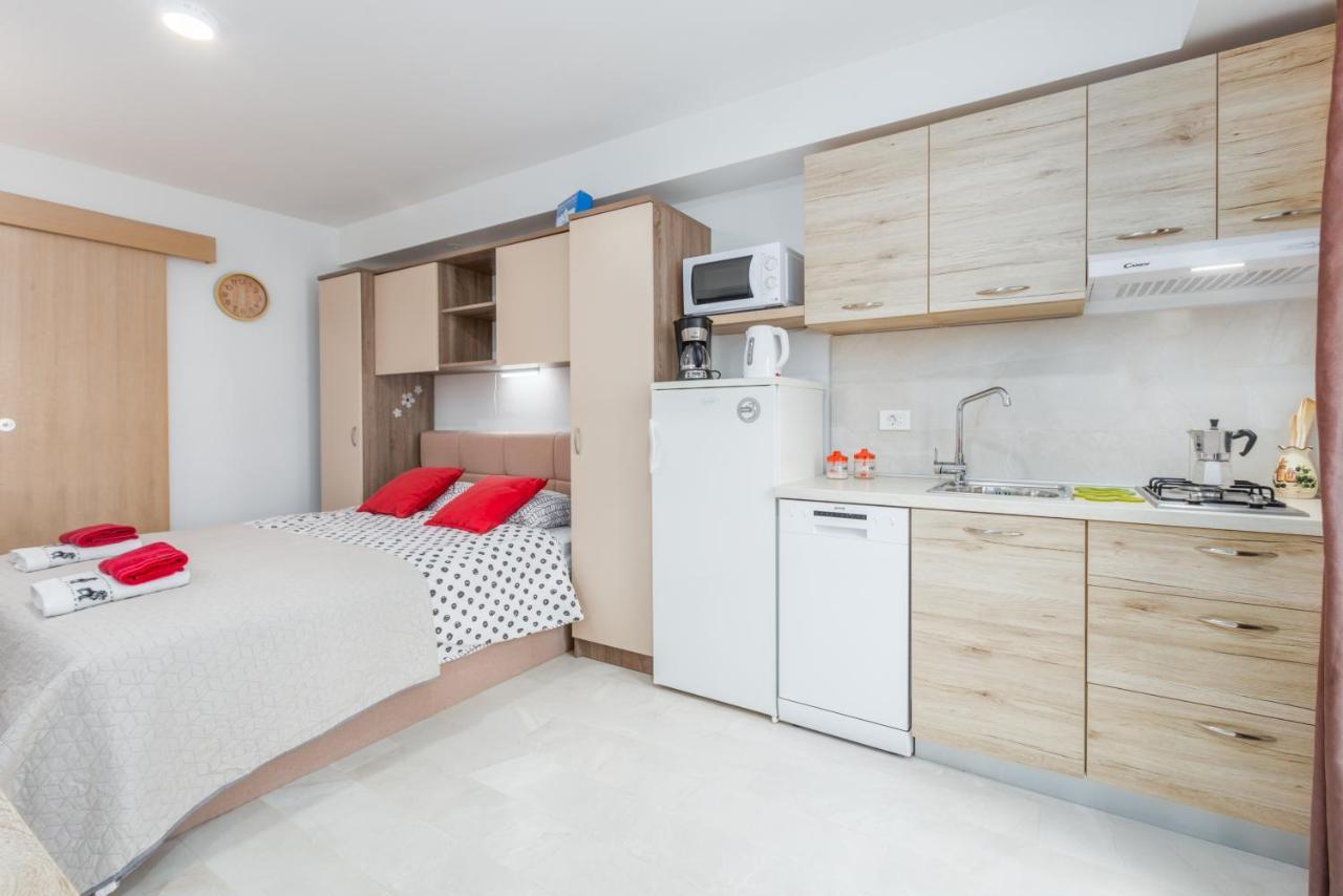 פורץ Alex Deluxe Apartments On Beach מראה חיצוני תמונה