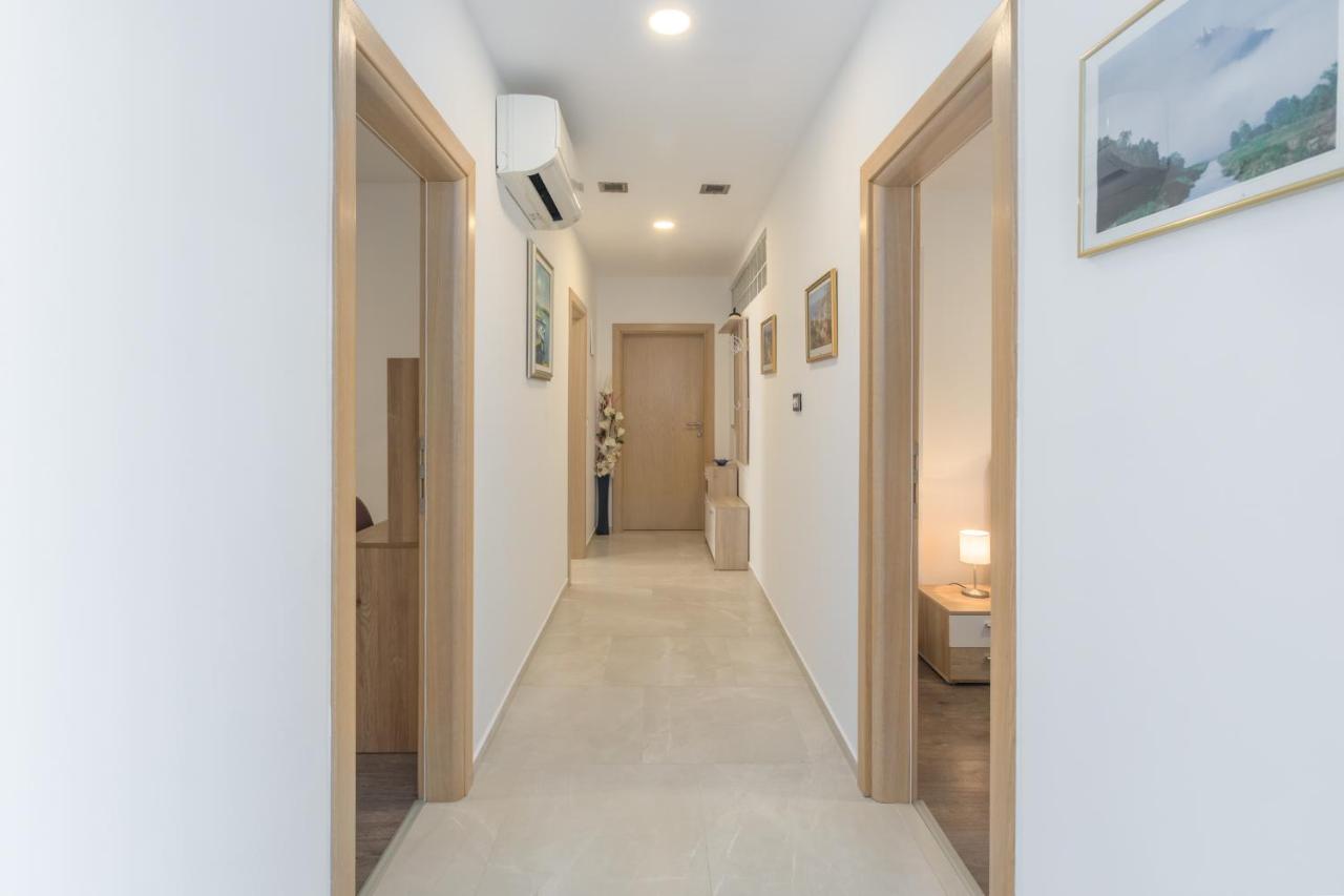 פורץ Alex Deluxe Apartments On Beach מראה חיצוני תמונה